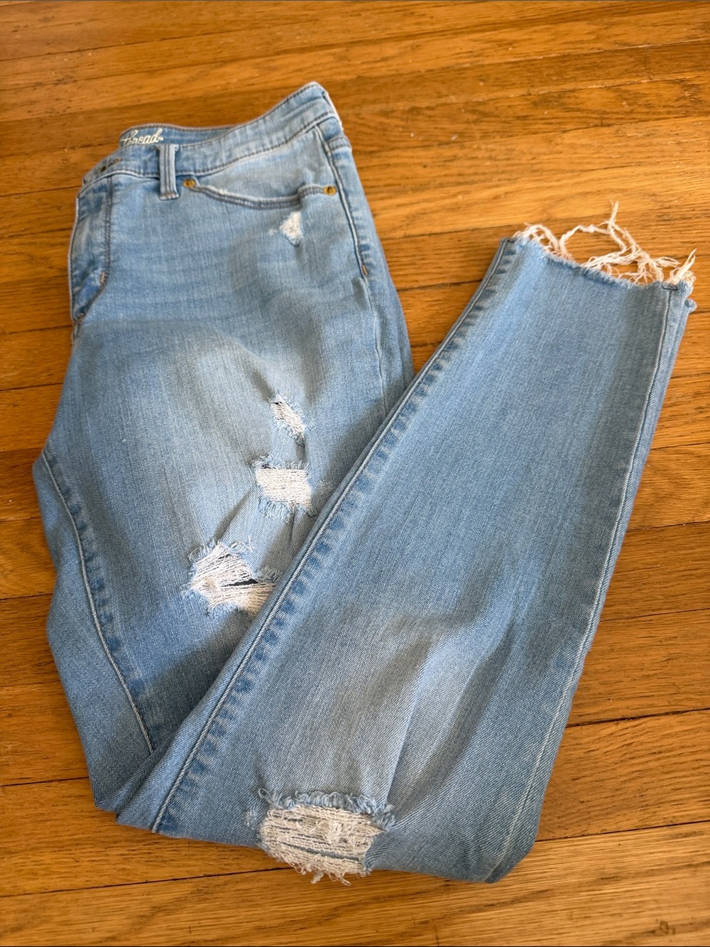 Universal Thread Women’s Sz 10/30R Light Blue Distressed Jeans raw hem